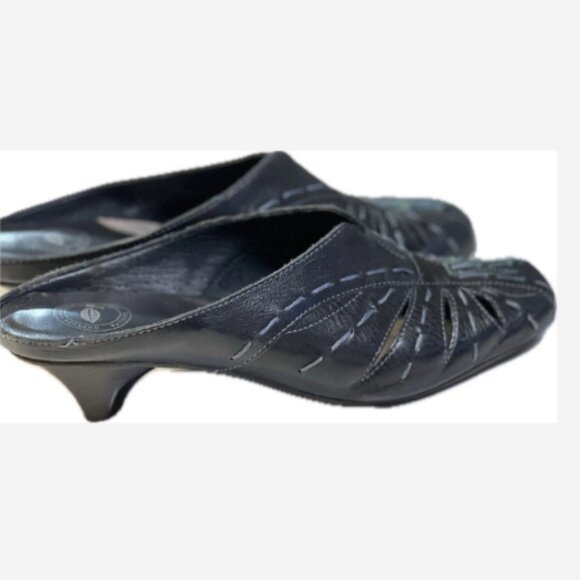Nurture Slip On Mule Flats Lafayette Pierced Womens Size 6.5 Navy 1" Kitten Heel - Picture 1 of 4